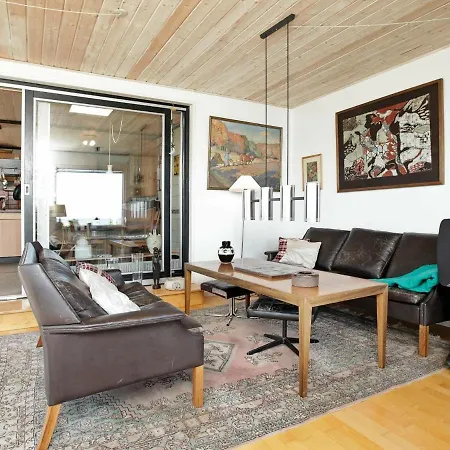 Two-bedroom Holiday In 1 *
